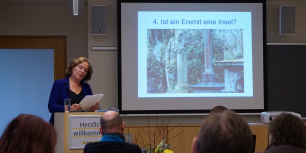 Dr. Ebba Hagenberg-Miliu stellte ihre Recherchen zu modernen Eremitinnen und Eremiten im deutschsprachigen Raum vor. Foto: © EAT