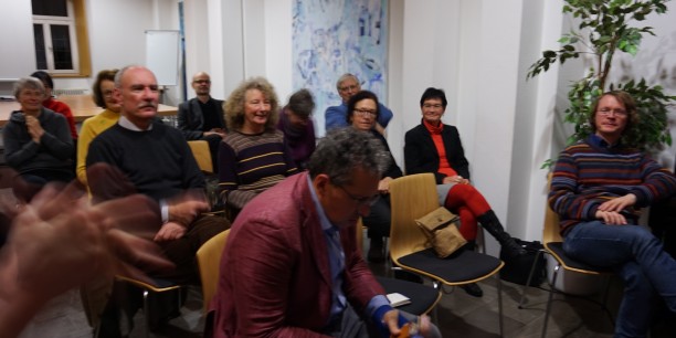 Das Publikum spendet am Ende der Lesung und des Gesprächs herzlichen Applaus. Foto: © EAT
