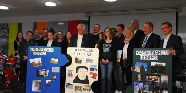 Der bayerische Landesbischof und EKD-Ratsvorsitzende Prof. Dr. Heinrich Bedford-Strohm mit Schülerinnen und Schülern der Gymnasien Ernestinum und Casimirianum aus Gotha und Coburg. Foto: @Tobias Narr
