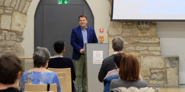 Pfarrer Bernd Prigge leitete durch den Filmabend im Augustinerkloster zu Erfurt. Foto: © Lübbers/EAT