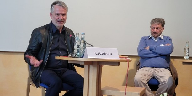Der Autor Durs Grünbein im Gespräch mit dem Sprachwissenschaftler Prof. Wolfgang Klein über Ohnmacht und Macht in der Sprache. Foto: © Kranich / EAT