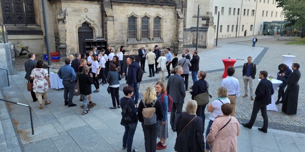 Begegnung, Imbiss und Austausch auf dem Schlosshof. Foto: © Kranich/EAT
