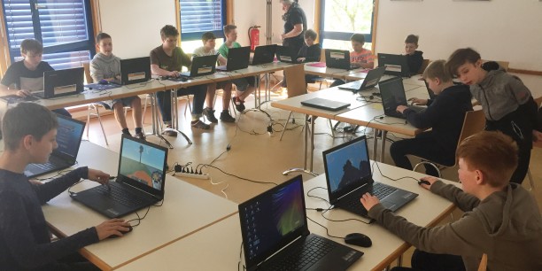 Am Computer gestalteten die Teilnehmenden Minecraft-Welten mit Maschinen und Gebäuden. Foto: © EAT