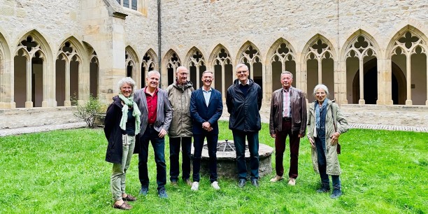 Ein Gruppenbild muss sein, meinten einige Mitglieder des Freundeskreises der Ev. Akademie Thüringen zwischen Bibliotheksbesuch und Mitgliederversammlung im Ev. Augustinerkloster Erfurt. Foto: Axel Große/EAT