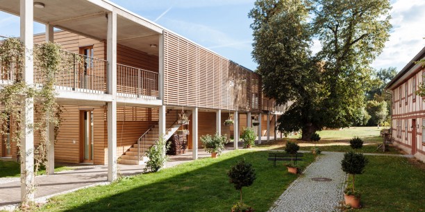 Symbiose von Alt und Neu: Die Gästehäuser des Zinzendorfhauses setzen architektonische Akzente hinter dem historischen Tagungshaus.