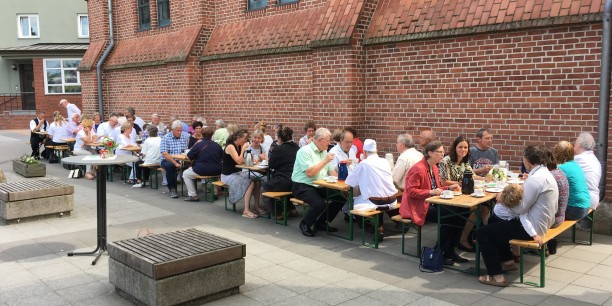 Nach dem Gottesdienst traf sich die Handwerks-Gemeinde zum Kirchenkaffee auf dem Kirchhof der Kath. Pfarrei St. Marien. Foto: © Holger Lemme/EAT