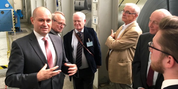 Interessiert verfolgten die Gäste des Gemeinsamen Empfangs von AEU und EKM den Ausführungen der Geschäftsleitung der gastgebenden Stahlo Stahlservice GmbH & Co. KG. Foto: ©Holger Lemme/ EAT