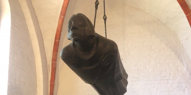 "Der Schwebende" von Ernst Barlach erinnert im Güstrower Dom an die Toten Zweier Weltkriege. Seine wechselvolle Geschichte erfuhren die Mitglieder der et bei einer Führung. Foto: © Schreiter/EAT