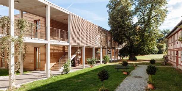 Blick von der Tagungsstätte "Zinzendorfhaus" auf die Bettenhäuser und Büroräume der Evangelischen Akademie Thüringen. Foto: © Henry Sowinski