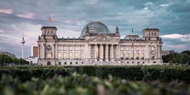 Szenen einer Demokratie zeigt der Dokumentarfilm "Aggregat". Foto: hoch3media auf Unsplah