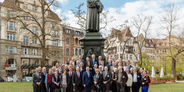 Gruppenbild mit Luther: Vom 28. bis 30. April 2017 trafen sich mehr als 60 evangelische Führungskräfte zur Jahrestagung des AEU in Eisenach. Foto: © Henry Sowinski