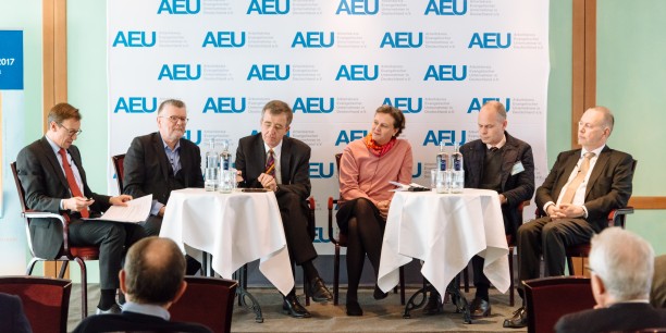 Führungskräfte und Theologen diskutierten auf dem Podium über die Neuentdeckung und Zukunft des Berufs. Foto: © Henry Sowinski