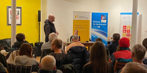 Frank Fehlberg von der Evangelischen Akademie Thüringen moderierte die gut besuchte Lesung an. Foto: EAT/Schlachta