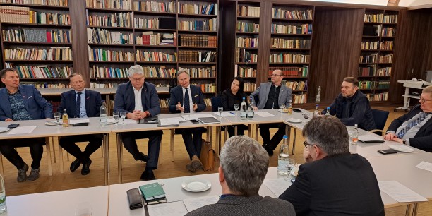 Geschäftsführer Thomas Malcherek, Präsident Stefan Lobenstein und Geschäftsführerin der Arbeitsgemeinschaft der Fachverbände Stefanie Spahr für den Thüringer Handwerkstag (Bildmitte, v. l. n. r.). Foto: EAT/Fehlberg