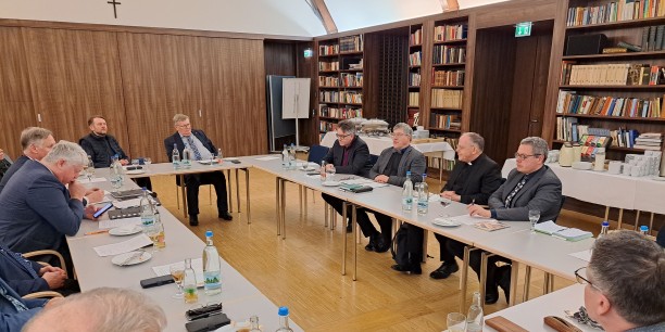 Regionalbischof Tobias Schüfer und Landesbischof Friedrich Kramer für die Ev., Bischof Ulrich Neymeyr für die Kath. Kirche. Zudem Claudio Kullmann und im Vordergrund André Demut als Beauftragte der beiden Kirchen (rechts, v l. n. r.). Foto: EAT/Fehlberg