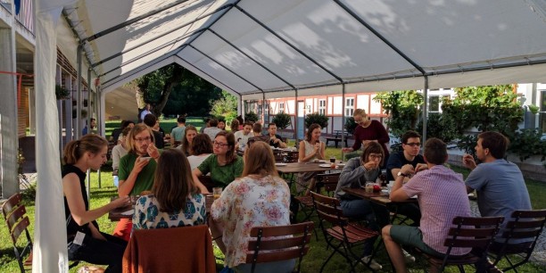Neunzig internationale Gäste zwischen 20 und 60 Jahren sind für die „Sommerakademie für Plurale Ökonomik“ nach Neudietendorf gekommen. © Gustav Theile