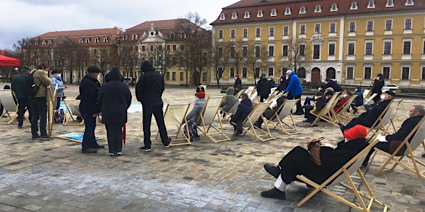 Bei frischer Luft und Musik schickten sie damit öffentlich ein Zeichen an den Landtag Sachsen-Anhalts, der gerade über Änderungen am Sonn- und Feiertagsgesetz und am Ladenöffnungszeitengesetz berät. Foto: (c) Holger Lemme/EAT. 