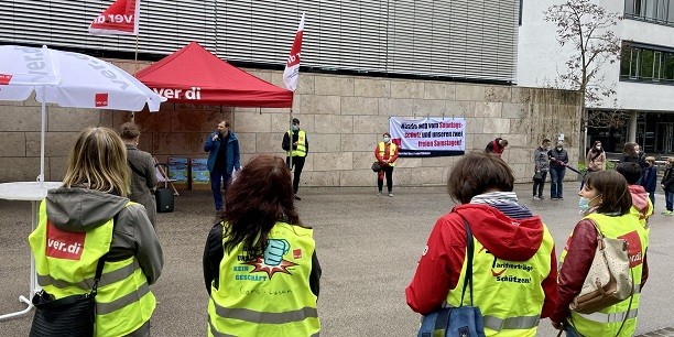 Die Gewerkschaft ver.di hatte vor dem Thüringer Landtag zu einer Kundgebung aufgerufen, um gegen die Ausweitung der Arbeit im Einzelhandel an Samstagen und Sonntagen Stellung zu beziehen. Foto: (c) Matthias Adorf/ver.di FB Handel.