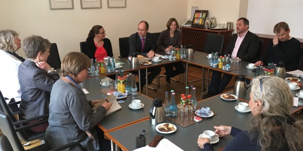 Der KDA-Bundesausschuss „Erwerbslosigkeit, Sozial- und Arbeitsmarktpolitik“ traf sich in Berlin mit Vertretern des Zentralverbands des Deutschen Handwerks zum Gespräch. Foto: © Holger Lemme
