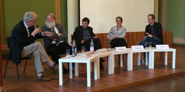 Engagierte Diskussion zu "Kirche im Kapitalismus?" auf dem Podium im Löwengebäude der Martin-Luther-Universität Halle-Wittenberg.