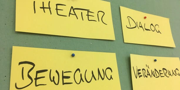 Über theatralen Ausdruck und Bewegung über gesellschaftliche Themen in Austausch kommen und gemeinsam nach Veränderungsmöglichkeiten suchen - das ermöglicht Forumtheater. Foto: ©EAT