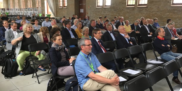 Gut gefüllte Exerzierhalle: Beim Forum „Wenn jedes Maß verloren geht“ trug Prof. Axel Noack vor, wie kritisch Martin Luther auf die sozialen Missstände seiner Zeit reagiert hat. Foto: © Holger Lemme.