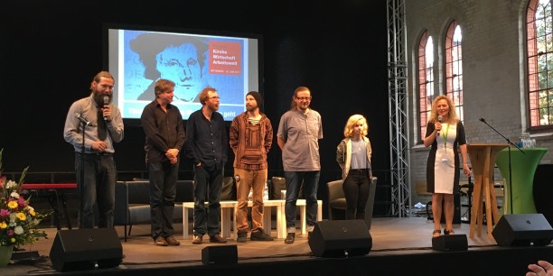 „Wenn über uns der Himmel ist, müsste dann nicht unter uns, als die Erde, die Hölle sein?“ Olga Lakritz gewann den Poetry-Slam-Wettbewerb im Rahmen des Forums „Wenn jedes Maß verloren geht“ in Wittenberg. Foto: © Holger Lemme.