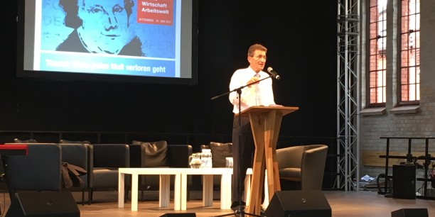 Prof. Dr. Wolfgang Huber machte deutlich, dass sich der Geist der Reformation nicht im radikalen Ausstieg aus der Gesellschaft, sondern in der Auseinandersetzung mit der Welt als Berufung manifestiere. Foto: © Holger Lemme.