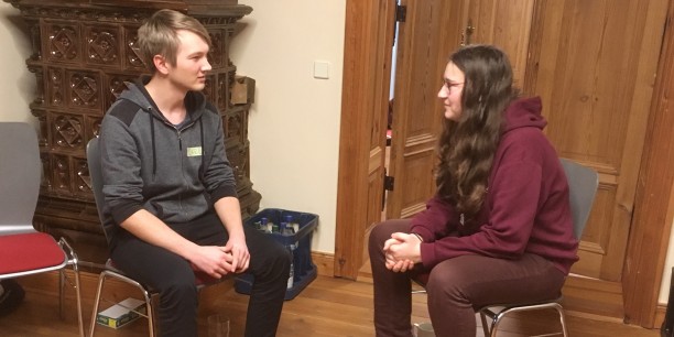 Carl und Jovanka beim Gesprächstraining: Wie stelle ich gute Fragen und höre bei der Antwort wirklich zu? Foto: © EAT