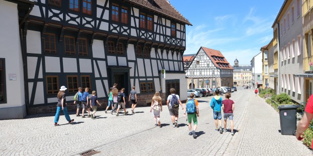 Historisch-politische Bildung am historischen Ort: Jugendliche erkunden in einem Workshop Eisenach und seine Geschichte. Foto: ©Désirée Reuther/EAT