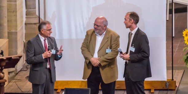 Walter Bauer, Geschäftsführer der Electronicon Kondensatoren GmbH, im Gespräch mit Prof. Dr. Jens Goebel, Vorsitzender des Evangelischen Arbeitskreises der CDU Thüringen, und Holger Lemme (v.l.n.r.). Foto: ©Andreas Kinder