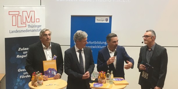 Den Fachtag eröffneten (v.l.) Jochen Fasco, Direktor der TLM, Helmut Holter, Bildugsminister des Freistaats Thüringen, und Dr. Andreas Jantowski, Direktor des ThILLM. Carsten Rose, Radio F.R.E.I., moderierte. Foto: © EAT
