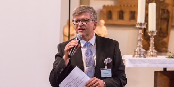 Jochen Trautmann begrüßte die Anwesenden im Namen der AEU-Regionalgruppe Mitteldeutschland, die zu dieser Veranstaltung eingeladen hatte.  Foto: ©Andreas Kinder