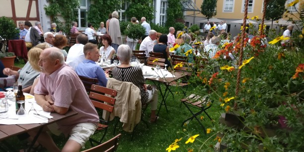 Im Garten des Zinzendorfhauses. Begegnungen zwischen alten und neuen Freunden bei angenehmer Musik und gutem Essen. Foto: © Annekathrin Härter