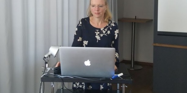 Sabine Zubarik trägt vor zur Gleichzeitigkeit im Film und Roman der Gegenwart. Foto: ©Stefan Bongers