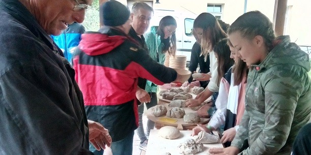 Trotz strömenden Regens haben die Konfis in Erfurt-Stotternheim am 26. September 2020 mit den Backofenfreunden und Bäckermeister Hammer im gemeindeeigenen Backofen Brote gebacken. Foto: (c) Jan Redeker/Pfarrbereich Stotternheim.
