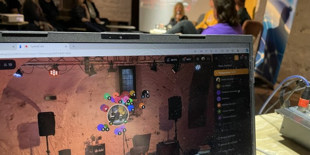 Eine Veranstaltung, aber zwei Orte: Predigerkeller in Erfurt und Predigerkeller im Digitalen. Foto: © Metzdorf/EAT