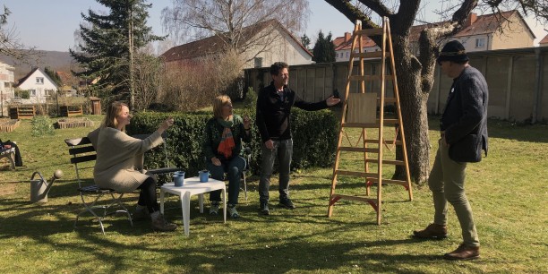 Redaktionssitzung bei der "Saale Welle" und der Chef redet nur mit dem einzigen anderen Mann im Raum - eine Szene beim Forumtheater-Workshop. Foto: © EAT/Schreiter