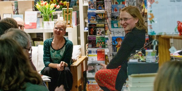 Die Buchhändlerin Christiane Mock (re) und die Organisatorin Sabine Zubarik (li) freuen sich über den regen Zulauf. Foto: © JM.Mendizza
