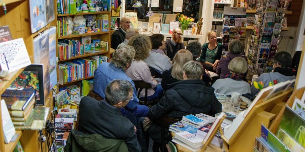 Dicht beieinander sitzen die Besucherinnen und Besucher des Literarischen Salons. Foto: © JM.Mendizza
