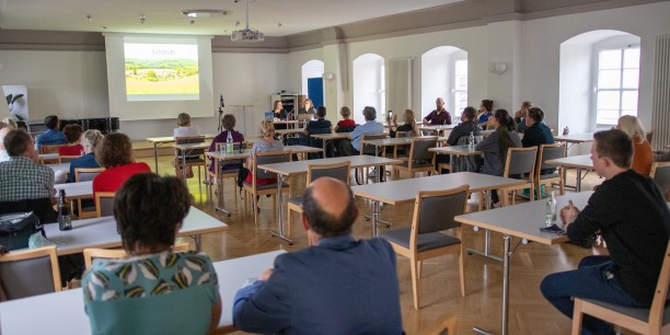 Der Chorsaal des Zinzendorfhauses bot genug Raum für die Sitzordnung mit gebotenem Abstand. Foto: © JM Mendizza