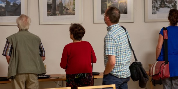 Nach der Lesung wurde die Ausstellung eröffnet, die bis Ende Oktober im Zinzendorfhaus besucht werden kann. Foto: © JM Mendizza