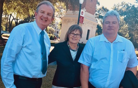 John Wilson, Dr. Rasma Lazda und Prof. Dr. Michael Haspel (v.l.n.r.) vor dem Denny-Chimes-Turm auf dem Campus der University of Alabama. © John Wilson