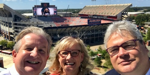Prof. Dr. Michael Haspel vor dem Football-Stadion in Auburn in Alabama. Foto: ©John Wilson