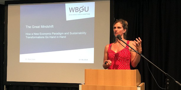 Dr. Maja Göpel (Club of Rome und Wissenschaftlicher Beirat der Bundesregierung Globale Umweltveränderungen) rief in ihrem Vortrag in Weimar dazu auf, die Standards zu verändern, um einen nachhaltigen Entwicklungspfad einzuschlagen. Foto: ©Holger Lemme/EAT