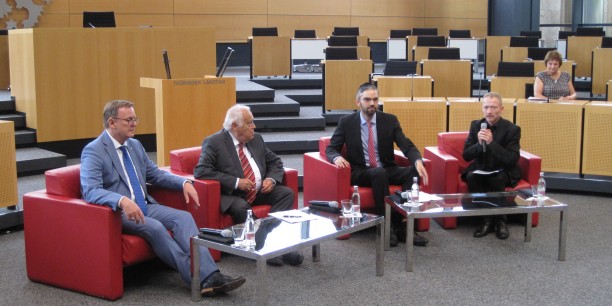 Beim Podium sprachen (v.l.n.r.): Ministerpräsident Bodo Ramelow, Prof. Dr. Reinhard Schramm, Landesrabbiner Alexander Nachama und Johannes Gräßer (Moderation). Foto: © Zubarik/EAT