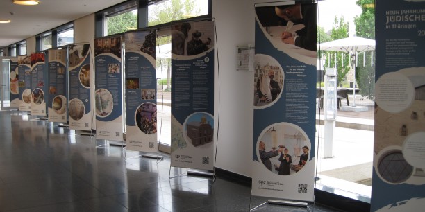 Eine Ausstellung mit 10 Roll-ups zeigt die Eckpunkte des Themenjahrs. Foto: © Zubarik/EAT