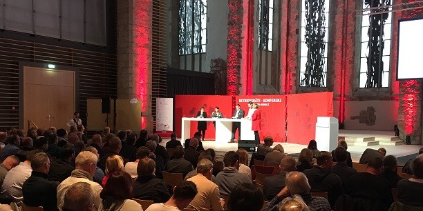 Rund 300 Betriebs- und Personalräte kamen zur ersten Betriebsräte-Konferenz des Landes Sachsen-Anhalt in der Johanneskirche Magdeburg zusammen, um über Arbeitsbedingungen und Fachkräftesicherung zu sprechen. Foto: (c) Holger Lemme/EAT.