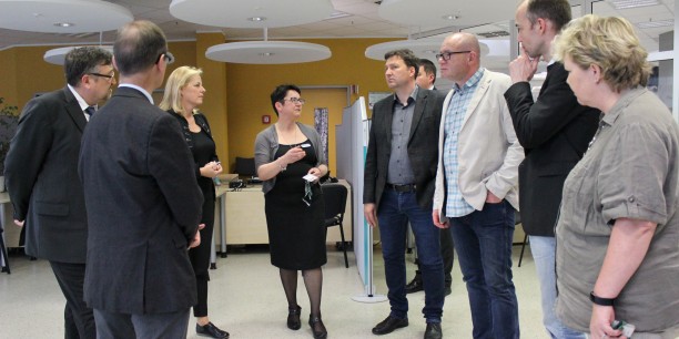 Propst Christoph Hackbeil, die Superintendenten Stephan Hoenen und Uwe Jauch, Reinbern Erben und Holger Lemme im Jobcenter Magdeburg. Foto: © Christian Schmidt