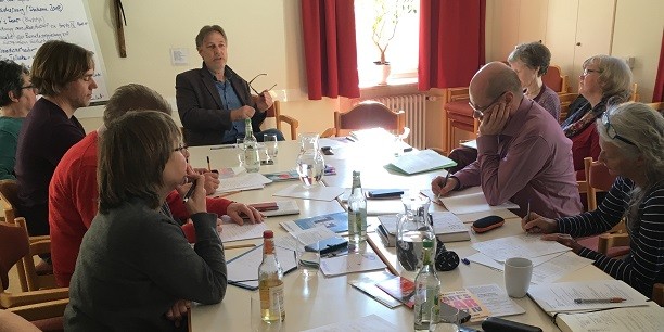 Der KDA-Bundesausschuss „Erwerbslosigkeit, Sozial- und Arbeitsmarktpolitik“ im Gespräch mit Prof. Dr. Markus Promberger vom Institut für Arbeitsmarkt- und Berufsforschung in Nürnberg. Foto: © Holger Lemme/EAT.